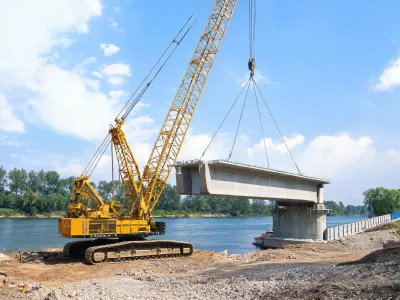 Crawler crane bridge segment lift