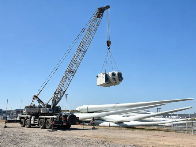 Wind turbine component handling with crane